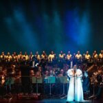 Laura Gallego Cabezas Instagram - Esta noche a las 22:30h, podréis ver en canal Sur mi concierto de Navidad ❤️ Tuvo lugar hace unos días en el @teatrodelamaestranza , y fue un sueño… Estuve acompañada por verdaderos ángeles, y hoy quiero compartirlo con todos los hogares de Andalucía!!! Espero que lo disfrutéis, es pura magia 🤍 📸 @melifotografia7