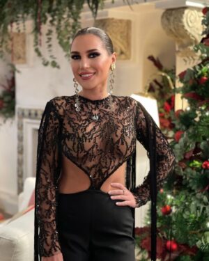 Laura Gallego Cabezas Instagram - Acompáñanos ta noche en la Nochebuena andaluza, vamos a compartir una noche increíble en canal Sur, te esperamos! 

✨ @almudenaruizstylist 
👗 @josepacocouture 
Pendientes @lamagora 
💆🏼‍♀️💄 @alejandro_makeup_art