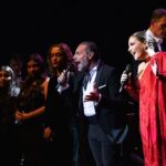 Laura Gallego Cabezas Instagram - ES NAVIDAD, un precioso villancico de Enrique Casellas que incluimos en el disco de navidad junto a @pedro_elgranaino , quien me hizo el regalo de cantarlo conmigo en la presentación del @teatrodelamaestranza … Gracias Pedro, por tu generosidad, tu disposición y tu derroche de arte ❤️ Gracias a las solistas de Sevilla y Jerez de la @fundacionalala y a @lauramarchena_ por acompañarnos para que aquello sonara a gloria!!! Tuve el honor de recibir en el escenario a los tambores de Ntro Padre Jesús de la Salud y las cornetas de @lascigarreras … Me sentí bendecida, gracias a ambas bandas por permitirme disfrutar de algo tan grande, gracias a todos, fue maravilloso. En esta ocasión cambié la capa por un precioso mantón joya de @mantonesforonda … Esa seda, ese brillo y esa majestuosidad solo la encuentro en vosotros 💋❤️ 📸 @melifotografia7 Teatro de la Maestranza