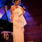 Laura Gallego Cabezas Instagram - Así arrancaba ayer la gira de mi 15 aniversario en el Palacio de Congresos de Cádiz con dos funciones de Sold Out… Así empieza con fuerza cualquiera!!! Pues de aquí a diciembre, que haremos el fin de gira en Fibes Sevilla, voy a colmaros de lo mejor de mí, PROMETIDO, gracias familia 💄 @pedroruiz_mua 💆🏼‍♀️ @pelos_manuel Complementos @azaharescomplementos Dirección artística @pacenteno Management @oficinalagallego Palacio de Congresos de Cadiz