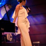 Laura Gallego Cabezas Instagram - Así arrancaba ayer la gira de mi 15 aniversario en el Palacio de Congresos de Cádiz con dos funciones de Sold Out… Así empieza con fuerza cualquiera!!! Pues de aquí a diciembre, que haremos el fin de gira en Fibes Sevilla, voy a colmaros de lo mejor de mí, PROMETIDO, gracias familia 💄 @pedroruiz_mua 💆🏼‍♀️ @pelos_manuel Complementos @azaharescomplementos Dirección artística @pacenteno Management @oficinalagallego Palacio de Congresos de Cadiz