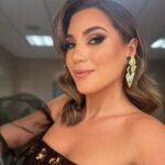Laura Gallego Cabezas Instagram - Anoche disfruté tanto, que no tuve tiempo pa fotos!! Todos los días no eres la madrina de un programón de copla 💃🏼 Aquí os dejo momentos de la previa en camerinos de @atuvera_oficial ❤️ Gracias familia, volver siempre es bien! Mucha suerte y mucha coplaaaaaaaa, en nada vuelvo 💋 A Tu Vera