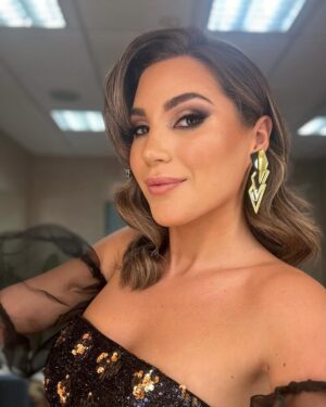 Laura Gallego Cabezas Instagram - Anoche disfruté tanto, que no tuve tiempo pa fotos!! Todos los días no eres la madrina de un programón de copla 💃🏼 Aquí os dejo momentos de la previa en camerinos de @atuvera_oficial ❤️ Gracias familia, volver siempre es bien! Mucha suerte y mucha coplaaaaaaaa, en nada vuelvo 💋