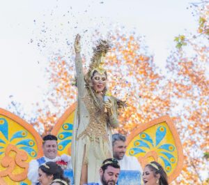 Laura Gallego Cabezas Instagram - Remix de fotos diurnas… Sigo con resaca emocional!! Gracias a los medios y a la gente que me han hecho llegar las felicitaciones, se las traslado a la Diosa Palas Atenea 😜 No voy a decir cómo me lo pasé, porque se ve en las fotos… Y de día todavía no me había transformado en guerrera!!!
@ateneo_de_sevilla @cabalgatasev @jesuszambruno @rafadiazmodisto @alejandro_makeup_art