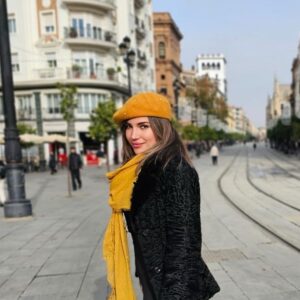 Laura Gallego Cabezas Instagram - 💛🌻💛