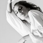 Laura Gallego Cabezas Instagram - Raíces y alas. Que las alas arraiguen y las raíces vuelen. @lauragallego_oficial #photography #bnwphotography #Artist #Singer #Sevilla #Music #photosession Seville, Spain
