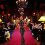 Laura Gallego Cabezas Instagram - Me estáis preguntando todas por el vestido de mi cumple en Marrakech, y no tengo ni idea de dónde es, me lo regalaron para esa cena de gala y yo me limité a flipar… No son cadenas, son lentejuelas, cosidas a un tul negro con forro negro debajo! Si alguien se lo hace, por favor, que me mande fotooo jajajajaj GRACIAS @dar.soukkar