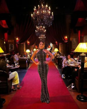 Laura Gallego Cabezas Instagram - Me estáis preguntando todas por el vestido de mi cumple en Marrakech, y no tengo ni idea de dónde es, me lo regalaron para esa cena de gala y yo me limité a flipar… No son cadenas, son lentejuelas, cosidas a un tul negro con forro negro debajo! Si alguien se lo hace, por favor, que me mande fotooo jajajajaj  GRACIAS @dar.soukkar