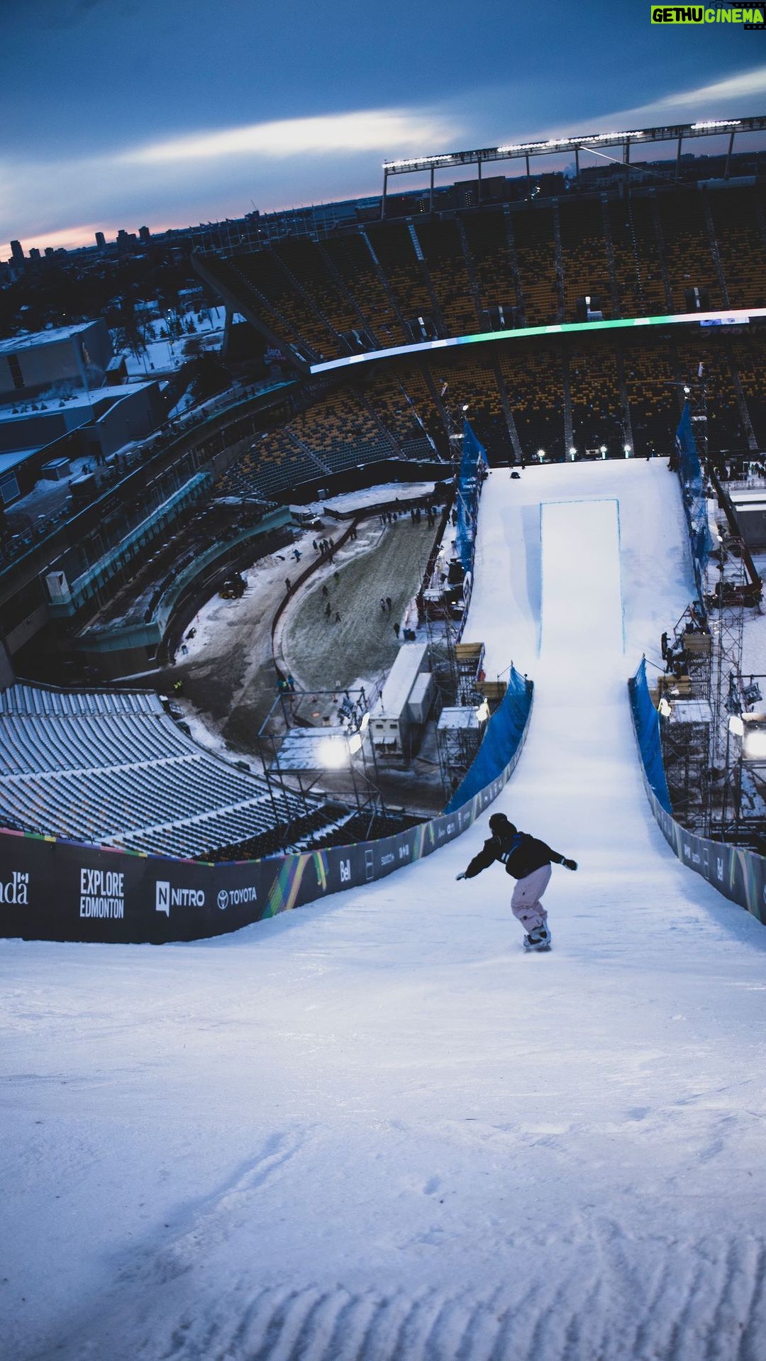 Laurie Blouin - 1.8K Likes - Edmonton didn’t go as planned. Had some speed issues. Bruised my heel pretty good right before finals 🫠🤘🏻
At least the vibe kept me hyped! Thank you to everyone who came and cheered for us 🇨🇦🙏🏻! See you next year Edmonton!! #snowboarding #Edmonton #BigAir
🎥 @jf_houle @artificesports