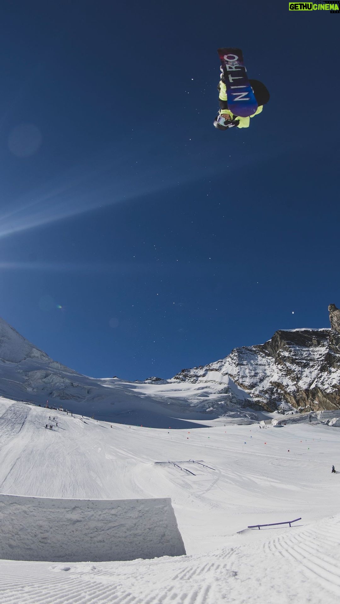 Laurie Blouin Instagram - Some boardin’ @thestompinggroundspark #Snowboarding #SaasFee