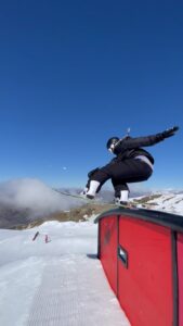 Laurie Blouin Instagram - Couple of tricks from the other day! @cardronaparksnz is way too fun!! Soo stoked to be back here🙌🏻 📱 @jf_houle #Snowboarding #NZ Cardrona Alpine Resort