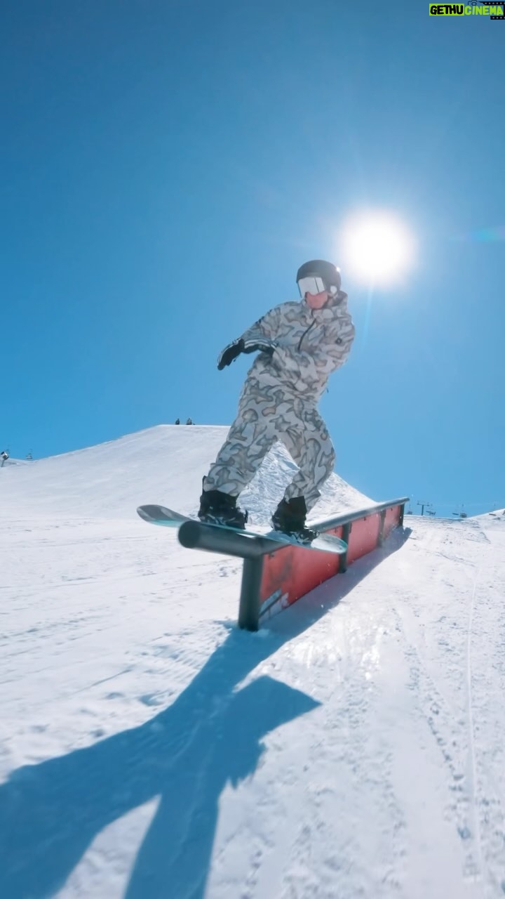 Laurie Blouin Instagram - Thank you @cardronaparksnz for the good times🙌🏻!! #Snowboarding #NewZealand 🎥 @jf_houle Cardrona Alpine Resort