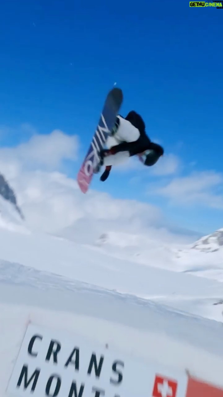 Laurie Blouin - 4.7K Likes - Loooove this drone angle😍 #Snowboarding #TheNines
🎥 @shaggyfpv @thenines.cc