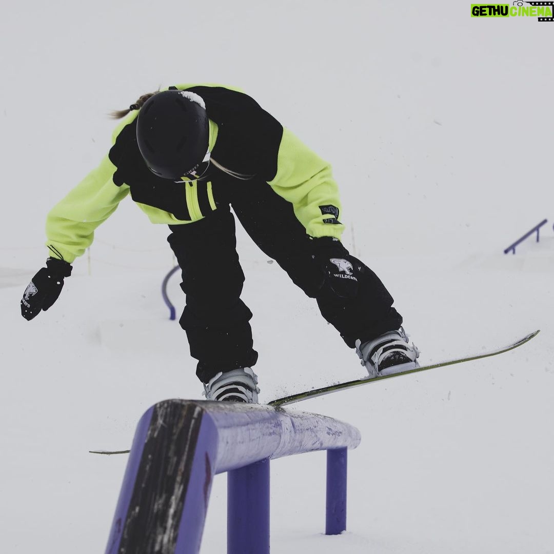 Laurie Blouin Instagram - Diggin the bright yellow 💛 #Snowboarding #SaasFee #StompingGrounds 📷 @chriswitwicki Saas-Fee, Switzerland