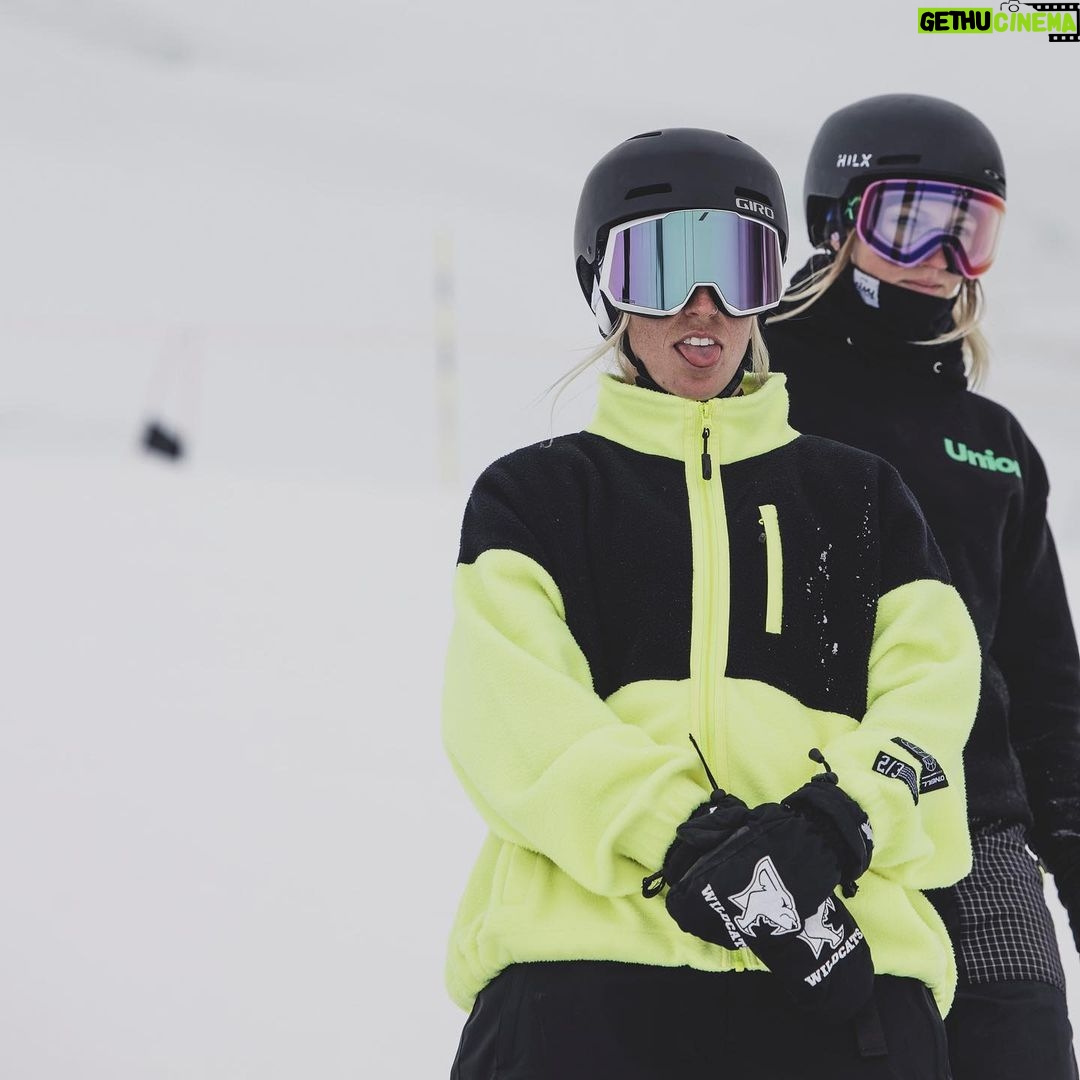 Laurie Blouin Instagram - Diggin the bright yellow 💛 #Snowboarding #SaasFee #StompingGrounds 📷 @chriswitwicki Saas-Fee, Switzerland
