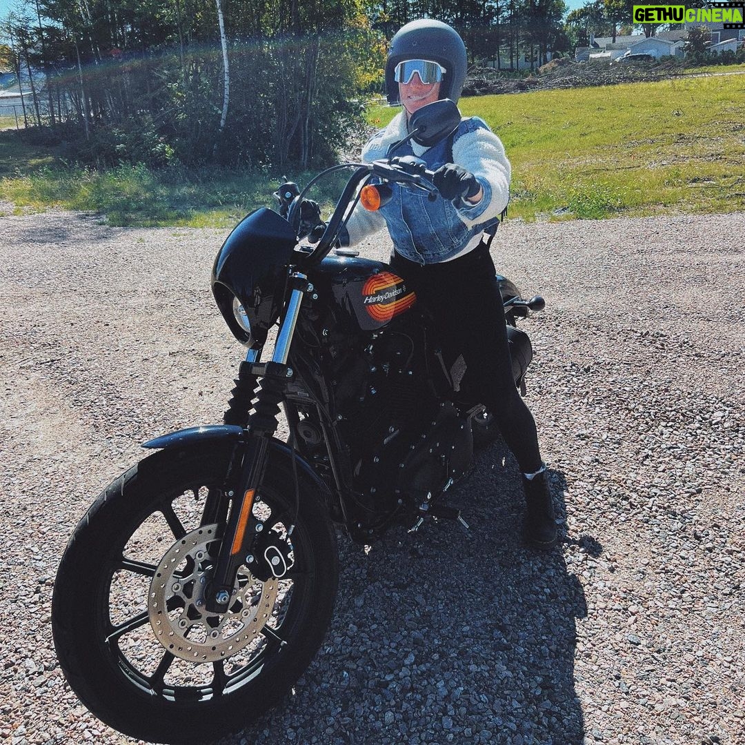 Laurie Blouin Instagram - Enjoying the last bit of warm weather☀️🏍️ #HarleyDavidson #Motorcycle