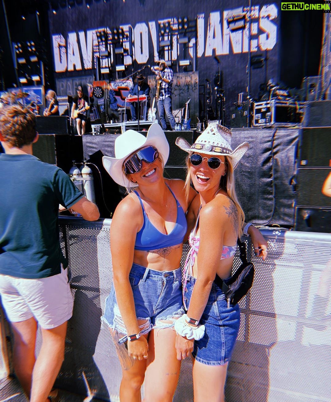 Laurie Blouin - 1.8K Likes - Thank you for having us @bootsandhearts !!!What an incredible weekend🫶🏻 #CountryFestival #BootsAndHearts
