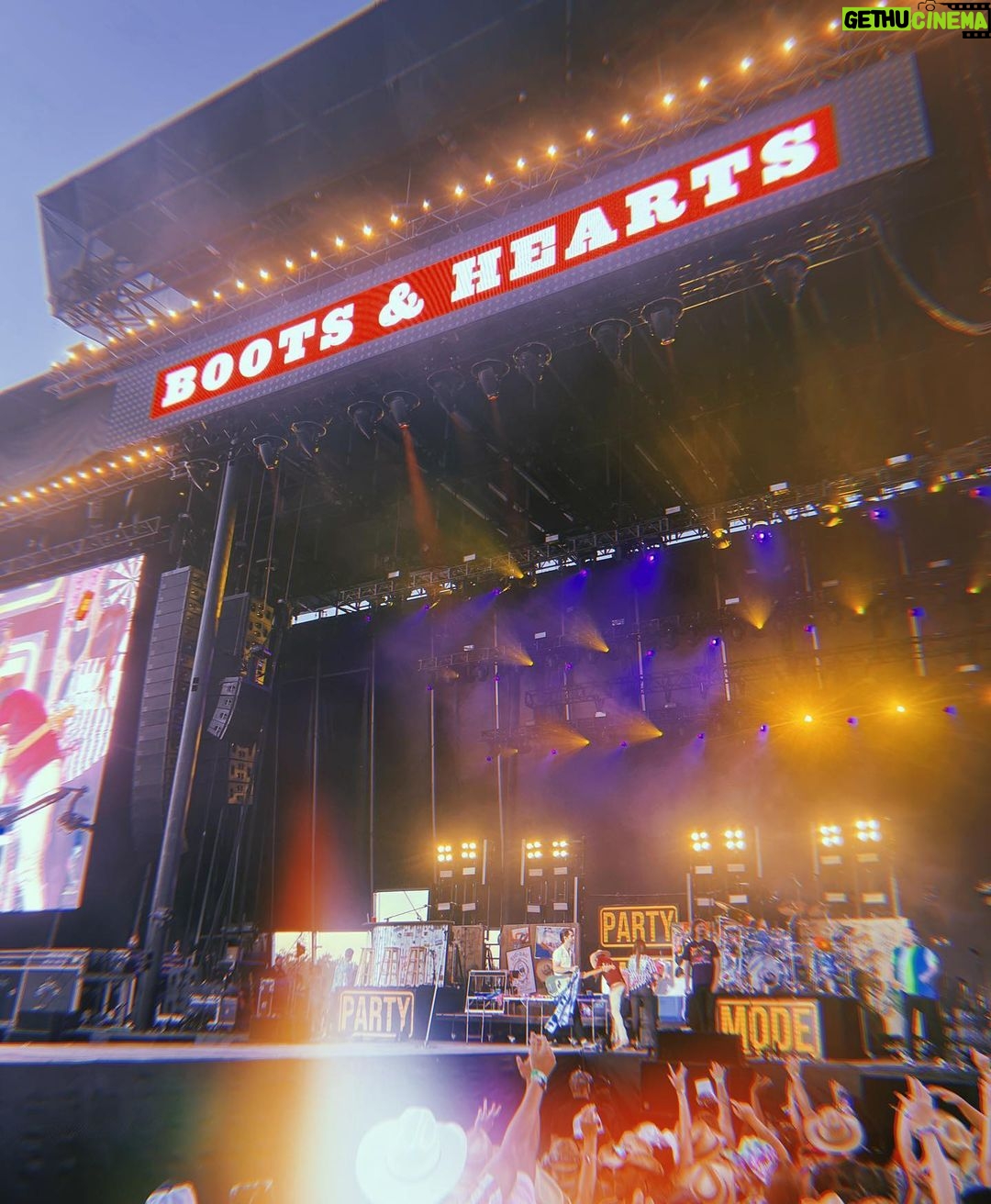 Laurie Blouin - 1.8K Likes - Thank you for having us @bootsandhearts !!!What an incredible weekend🫶🏻 #CountryFestival #BootsAndHearts