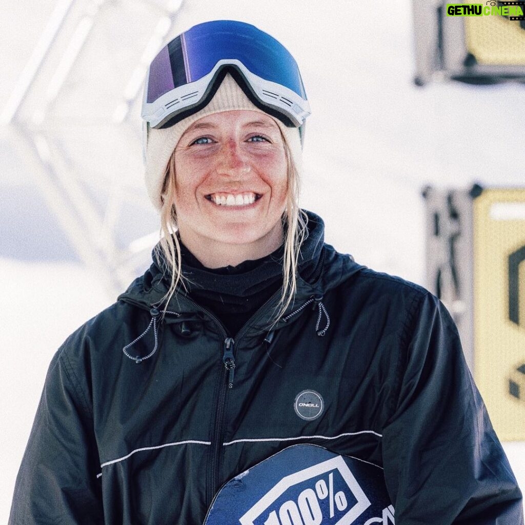 Laurie Blouin Instagram - Stoked to be back in Australia next month😁!!! 📷 @thenines.cc #Snowboarding