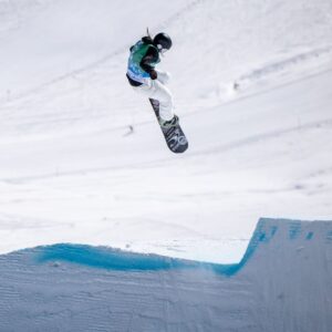 Laurie Blouin Instagram - Best way to end the contest season🙏🏻🥈 Stoked to be sharing the podium with these two queens👸🏼!! Now it’s time to enjoy some spring boarding🤩♥️ #Snowboarding 📷 @borja_azurmendi & @fabiangattlen