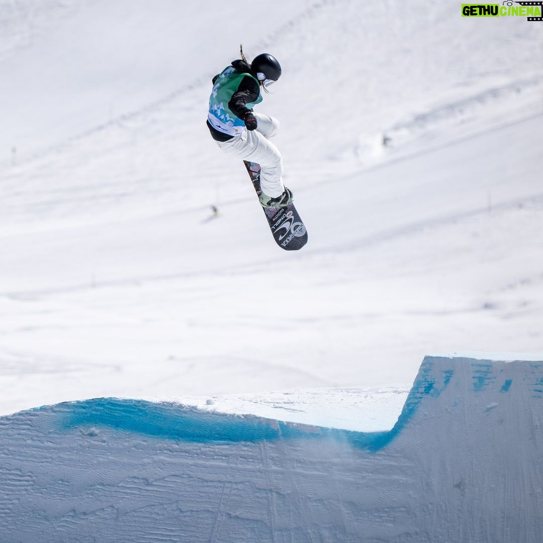 Laurie Blouin - 3K Likes - Best way to end the contest season🙏🏻🥈 Stoked to be sharing the podium with these two queens👸🏼!! Now it’s time to enjoy some spring boarding🤩♥️ #Snowboarding 📷 @borja_azurmendi & @fabiangattlen