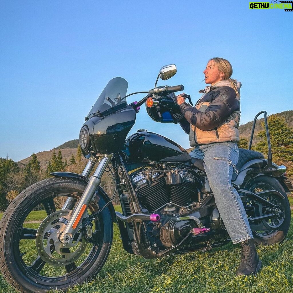Laurie Blouin Instagram - In love with my new bike 💜 Thank you so much @premontharley & @originalgaragemoto 🫶🏻 . . En amour avec ma nouvelle moto😍 Merci beaucoup @premontharley & @originalgaragemoto ❤️‍🔥 #HarleyDavidson #Softail #Bike