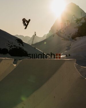 Laurie Blouin Instagram - @laurieblouin1 catching the sun above the @swatch Nines jumps!

📸 @klaus_polzer 
#SwatchNines #Schilthorn #Snowboarding