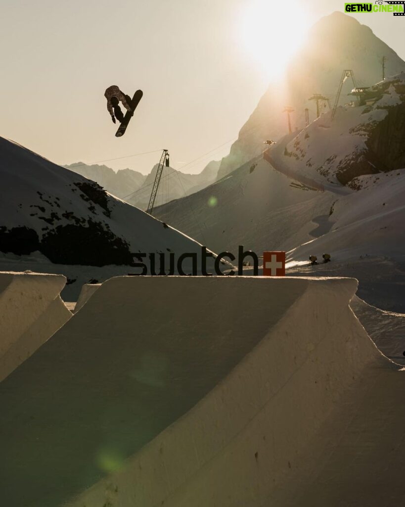 Laurie Blouin Instagram - @laurieblouin1 catching the sun above the @swatch Nines jumps! 📸 @klaus_polzer #SwatchNines #Schilthorn #Snowboarding Schilthorn - Piz Gloria
