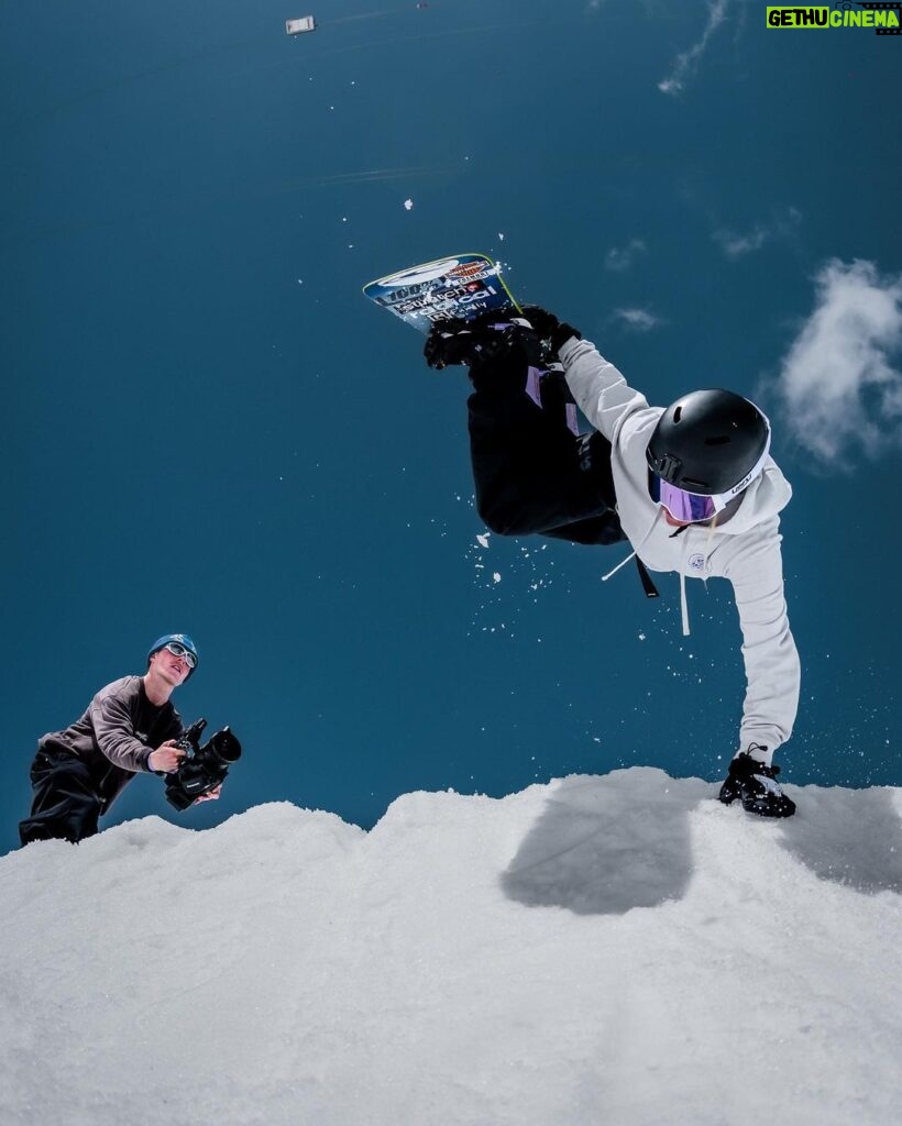 Laurie Blouin Instagram - 🤚🏻🌱 @thenines.cc #Snowboarding #SwatchNines 📷 @lee_ponzio Lauterbrunnen, Switzerland