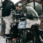 Laurie Blouin Instagram - PRÉMONT CHOISI DE FAIRE PIED DE NEZ À MÈRE NATURE 🤘🏻❄️☀️ — C’est sous le thème « Quand la passion du sport n’a pas de limite ! » que le groupe Prémont Harley-Davidson annonce fièrement son association avec la planchiste québécoise et Championne olympique en SlopeStyle & Big Air, Laurie Blouin, ainsi que le pilote professionnel québécois en course de moto SuperBike et membre de l’équipe de course d’ Original Garage Moto et Prémont Harley-Davidson au championnat BRL / Bagger Racing League 2023, Sam Guérin... deux athlètes en pleine ascension dans leurs sports respectif! 🏆 Passionné, intense, extrême, sans limites, ce sont toutes des qualités qui collent à la peau de ces deux athlètes québécois que vous aurez le plaisir de découvrir au travers de différentes initiatives et nouveaux projets en collaboration avec #PrémontHD. — Et ce n’est qu’un début, restez avec nous, on n’a pas fini de vous surprendre! Signé #LaFamillePrémont 🎥 @jf_houle et @_jayperreault_ @harleydavidson #panamerica #harleydavidsonmotorcycles #freestyle #sportbikelife #passion #extremesports #adventure #bike #premonthd l#freedommachine #spring2023 MAXIMISE