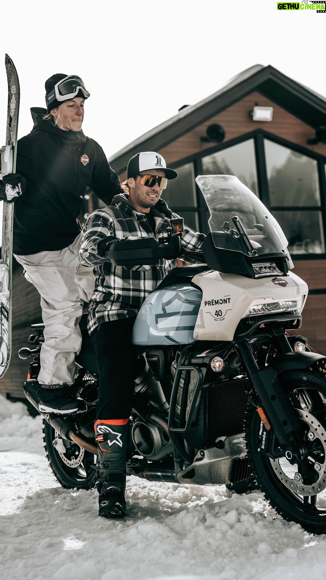 Laurie Blouin Instagram - PRÉMONT CHOISI DE FAIRE PIED DE NEZ À MÈRE NATURE 🤘🏻❄️☀️ — C’est sous le thème « Quand la passion du sport n’a pas de limite ! » que le groupe Prémont Harley-Davidson annonce fièrement son association avec la planchiste québécoise et Championne olympique en SlopeStyle & Big Air, Laurie Blouin, ainsi que le pilote professionnel québécois en course de moto SuperBike et membre de l’équipe de course d’ Original Garage Moto et Prémont Harley-Davidson au championnat BRL / Bagger Racing League 2023, Sam Guérin... deux athlètes en pleine ascension dans leurs sports respectif! 🏆 Passionné, intense, extrême, sans limites, ce sont toutes des qualités qui collent à la peau de ces deux athlètes québécois que vous aurez le plaisir de découvrir au travers de différentes initiatives et nouveaux projets en collaboration avec #PrémontHD. — Et ce n’est qu’un début, restez avec nous, on n’a pas fini de vous surprendre! Signé #LaFamillePrémont 🎥 @jf_houle et @_jayperreault_ @harleydavidson #panamerica #harleydavidsonmotorcycles #freestyle #sportbikelife #passion #extremesports #adventure #bike #premonthd l#freedommachine #spring2023 MAXIMISE