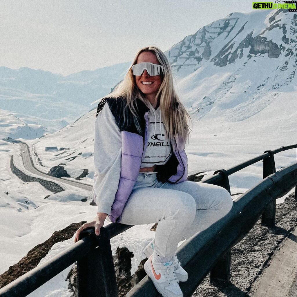 Laurie Blouin Instagram - Back in Switzerland🇨🇭 next week for the last Slopestyle comp of the year!! #Switzerland #Snowboarding