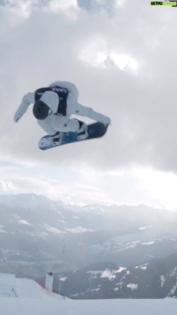 Laurie Blouin Instagram - @laax Open qualies are going down on friday! Let’s gooo🔥#Snowboarding #LaaxOpen #Switzerland 🎥 @f.storm Laax Baby !