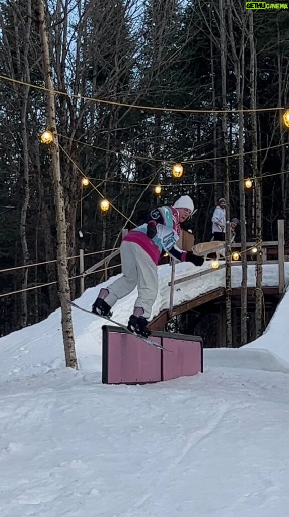 Laurie Blouin Instagram - Spring vibezzzz☀️🌴 @lejibyard #Snowboarding #Goodtimes #Backyard