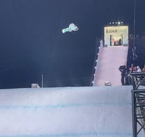 Laurie Blouin Instagram - What a night in Chur! Missed the podium by 1 spot. First comp in the books 📚 #Snowboarding #BigAir #Chur 
📷 @fissnowboard & @shansweeneyy