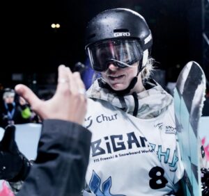 Laurie Blouin Instagram - What a night in Chur! Missed the podium by 1 spot. First comp in the books 📚 #Snowboarding #BigAir #Chur 
📷 @fissnowboard & @shansweeneyy