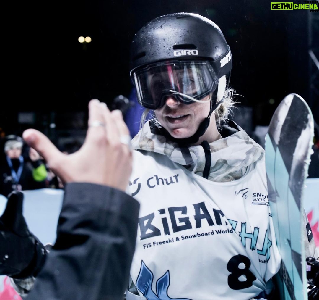 Laurie Blouin - 3K Likes - What a night in Chur! Missed the podium by 1 spot. First comp in the books 📚 #Snowboarding #BigAir #Chur
📷 @fissnowboard & @shansweeneyy