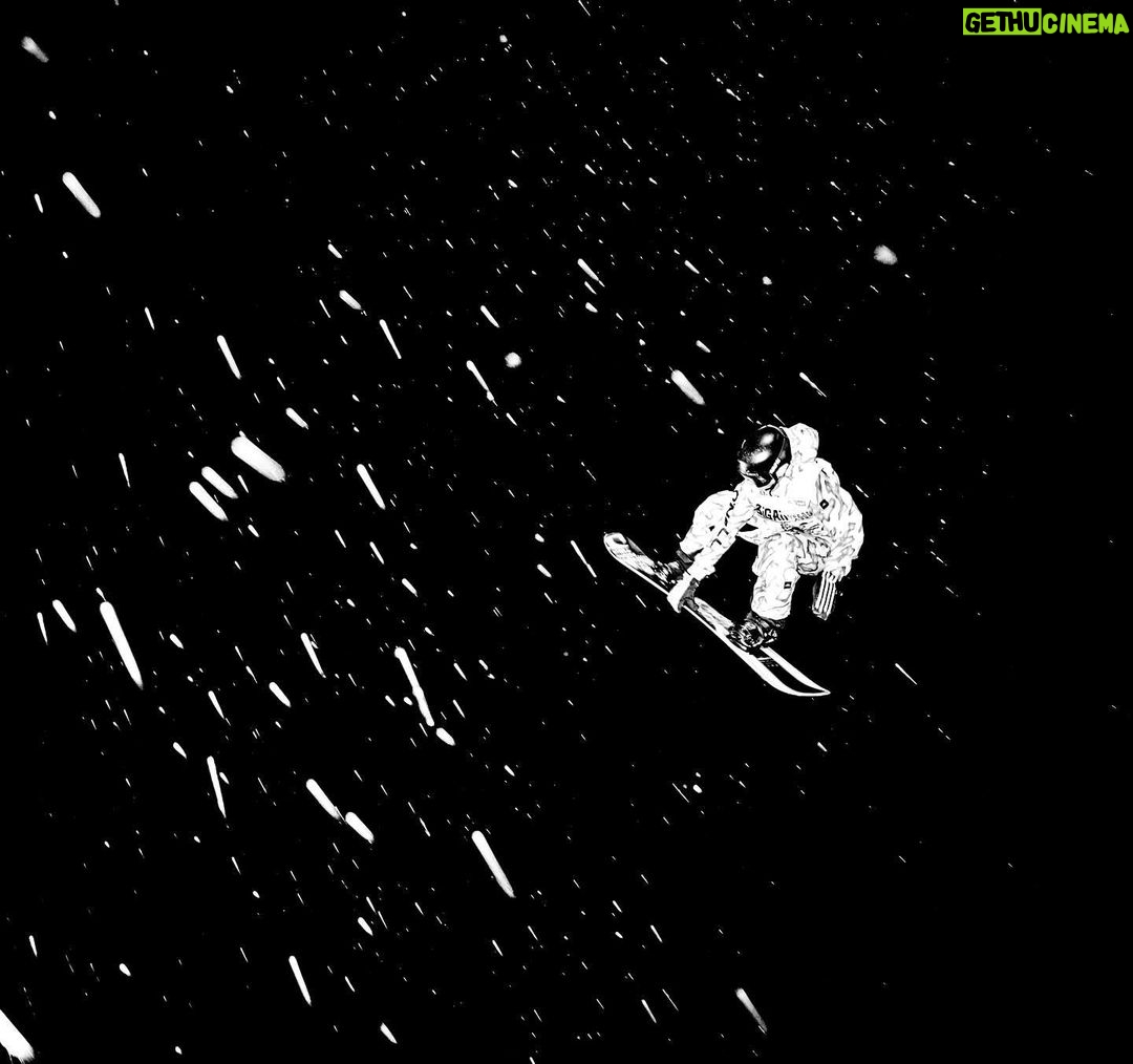 Laurie Blouin - 3K Likes - What a night in Chur! Missed the podium by 1 spot. First comp in the books 📚 #Snowboarding #BigAir #Chur
📷 @fissnowboard & @shansweeneyy