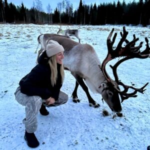 Laurie Blouin Instagram - Reindeers, snowboarding and northern lights 🙌🏻🤍 #Finland #Snowboarding #WinterWonderland