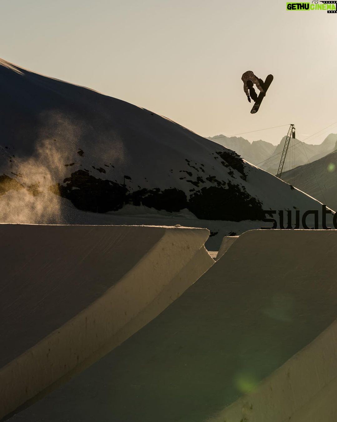 Laurie Blouin - 2.2K Likes - @laurieblouin1 catching the sun above the @swatch Nines jumps!
📸 @klaus_polzer
#SwatchNines #Schilthorn #Snowboarding