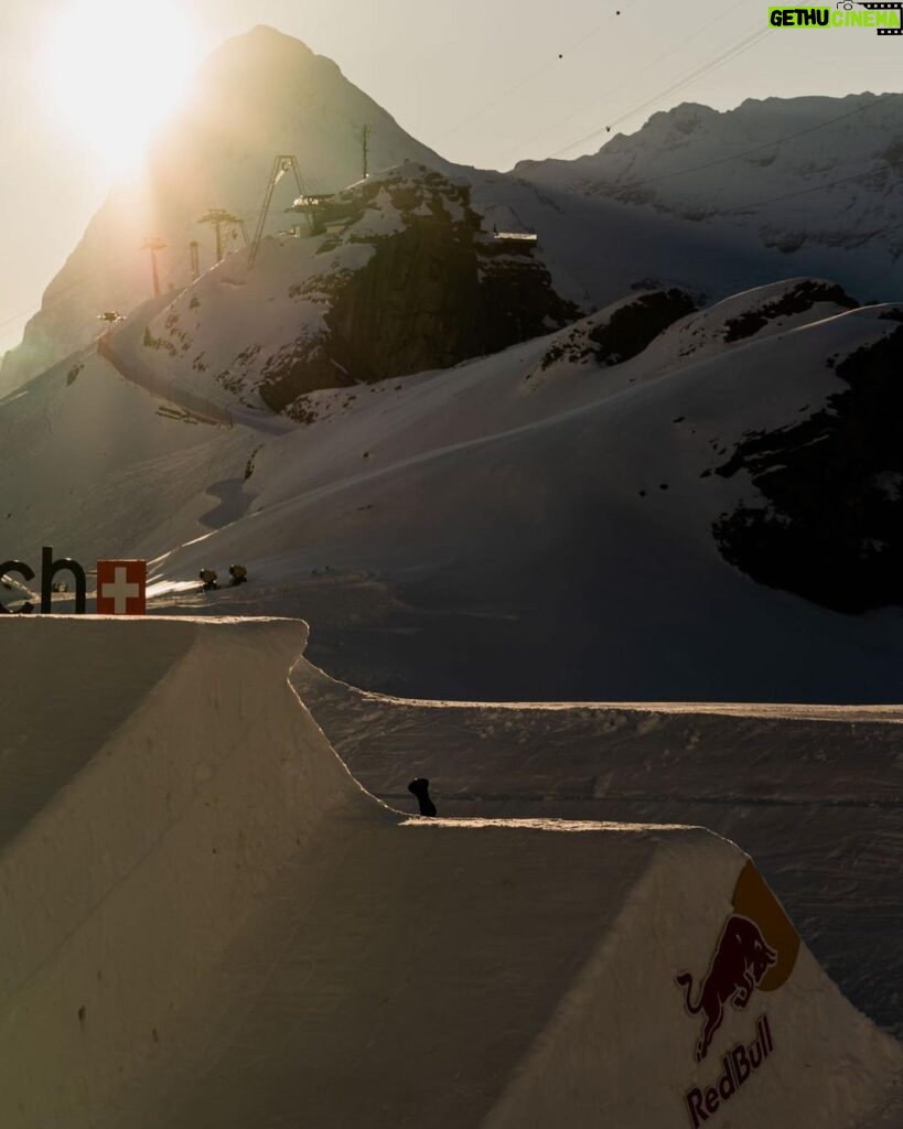 Laurie Blouin Instagram - @laurieblouin1 catching the sun above the @swatch Nines jumps! 📸 @klaus_polzer #SwatchNines #Schilthorn #Snowboarding Schilthorn - Piz Gloria