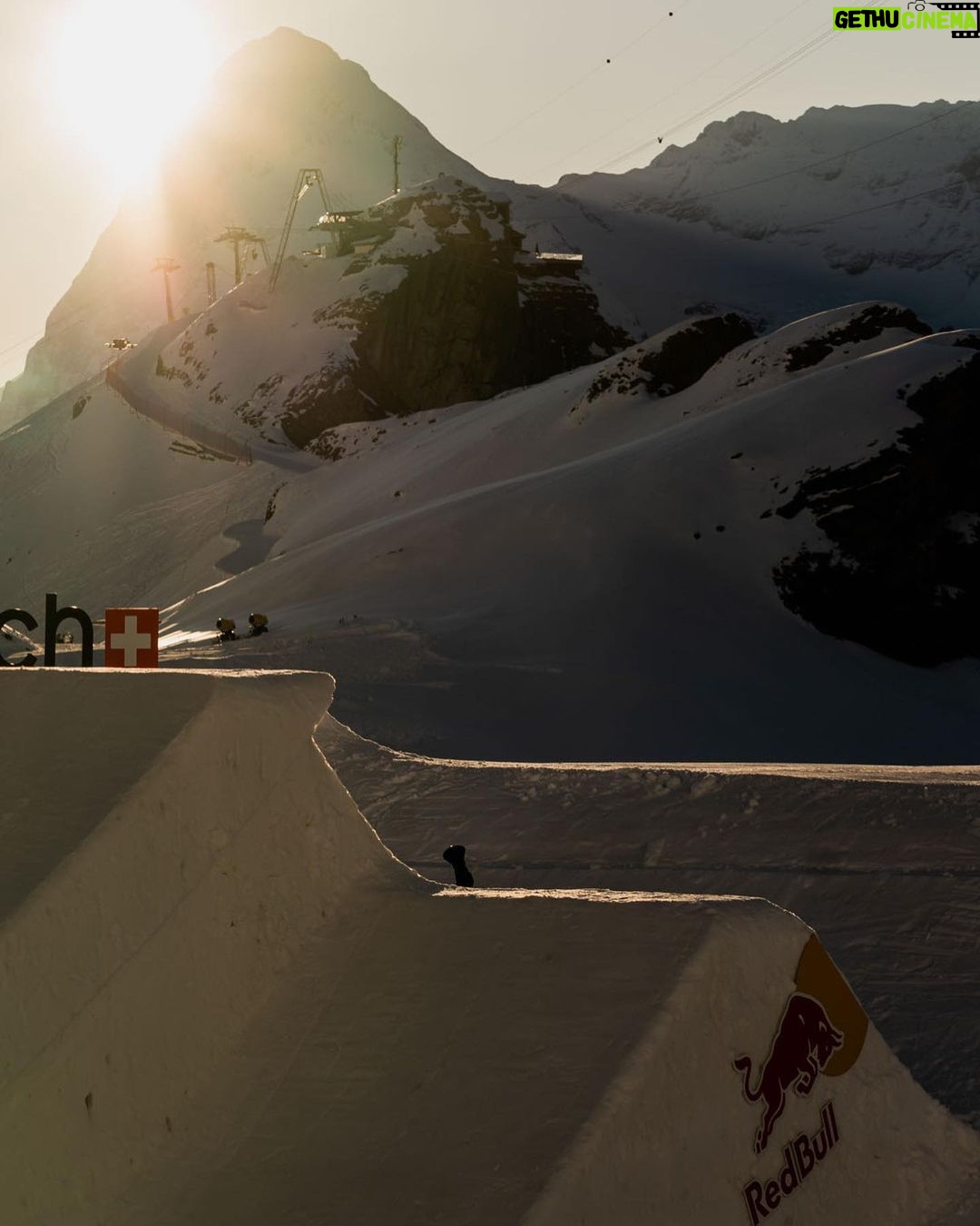 Laurie Blouin - 2.2K Likes - @laurieblouin1 catching the sun above the @swatch Nines jumps!
📸 @klaus_polzer
#SwatchNines #Schilthorn #Snowboarding