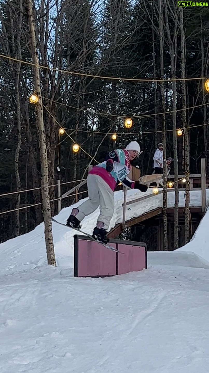 Laurie Blouin - 4.4K Likes - Spring vibezzzz☀️🌴 @lejibyard #Snowboarding #Goodtimes #Backyard