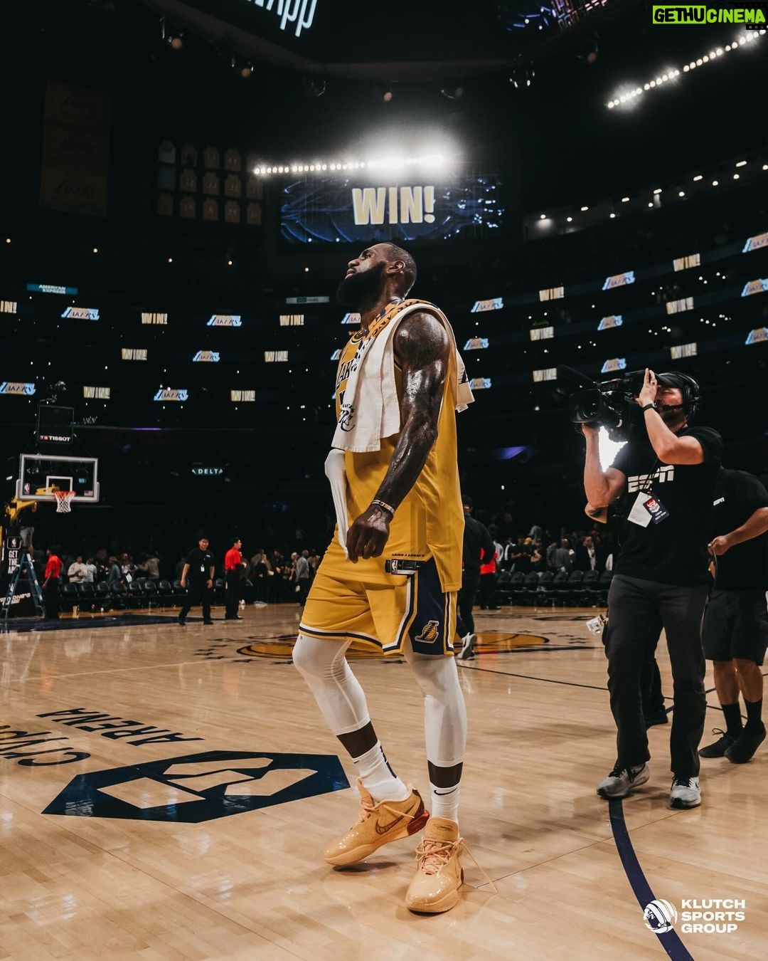 LeBron James Instagram - About last night! That was fun! #PrimeTimeYear #ThekidfromAkron🤴🏾 #StriveforGreatness🚀