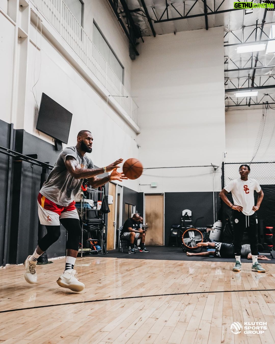 LeBron James - 2.9 Million Likes - Itβs my job to always remain strong & to show them the blueprint regardless of the outcome! #JamesGangπ #BryceMaximusπ€΄πΎ #MyTwinβπΎ