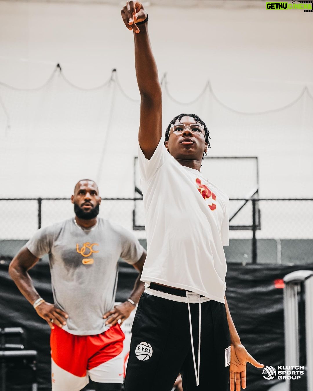 LeBron James - 2.9 Million Likes - Itβs my job to always remain strong & to show them the blueprint regardless of the outcome! #JamesGangπ #BryceMaximusπ€΄πΎ #MyTwinβπΎ