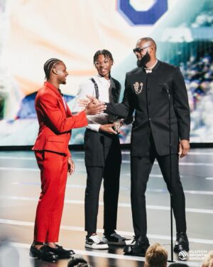 LeBron James Instagram - When the #JamesGang👑 invades we ain’t about play play! We come to F💩🆙 . About last night! #EspyVibes 🫡 . Love who love and who hate! It’s all apart of the journey! 🙏🏾✊🏾👑🤎
