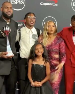 LeBron James Instagram - When the #JamesGang👑 invades we ain’t about play play! We come to F💩🆙 . About last night! #EspyVibes 🫡 . Love who love and who hate! It’s all apart of the journey! 🙏🏾✊🏾👑🤎