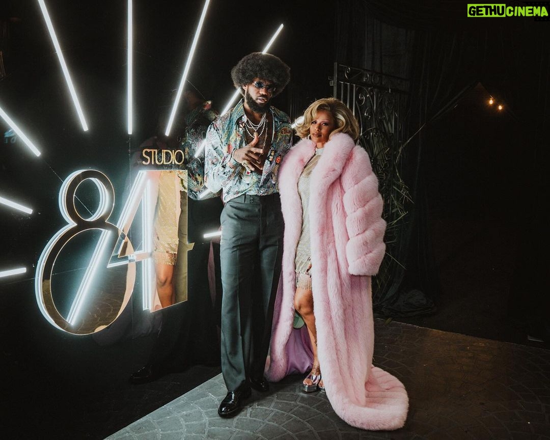 LeBron James Instagram - Living Life to the fullest!! The 39th was a STONE COLD MUTHA SHUT YO MOUTH GROOVE π₯ππ»πΊπΎππΎπ!!! As my Queen would say LIVE.LAUGH.LOVEπ€π€π€π€β¨β¨β¨β¨. πΈ work by @graydientvisuals π«‘