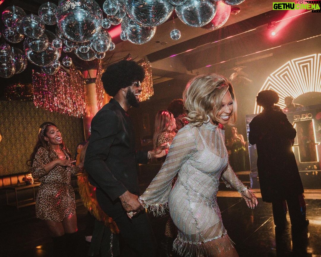 LeBron James Instagram - Living Life to the fullest!! The 39th was a STONE COLD MUTHA SHUT YO MOUTH GROOVE π₯ππ»πΊπΎππΎπ!!! As my Queen would say LIVE.LAUGH.LOVEπ€π€π€π€β¨β¨β¨β¨. πΈ work by @graydientvisuals π«‘
